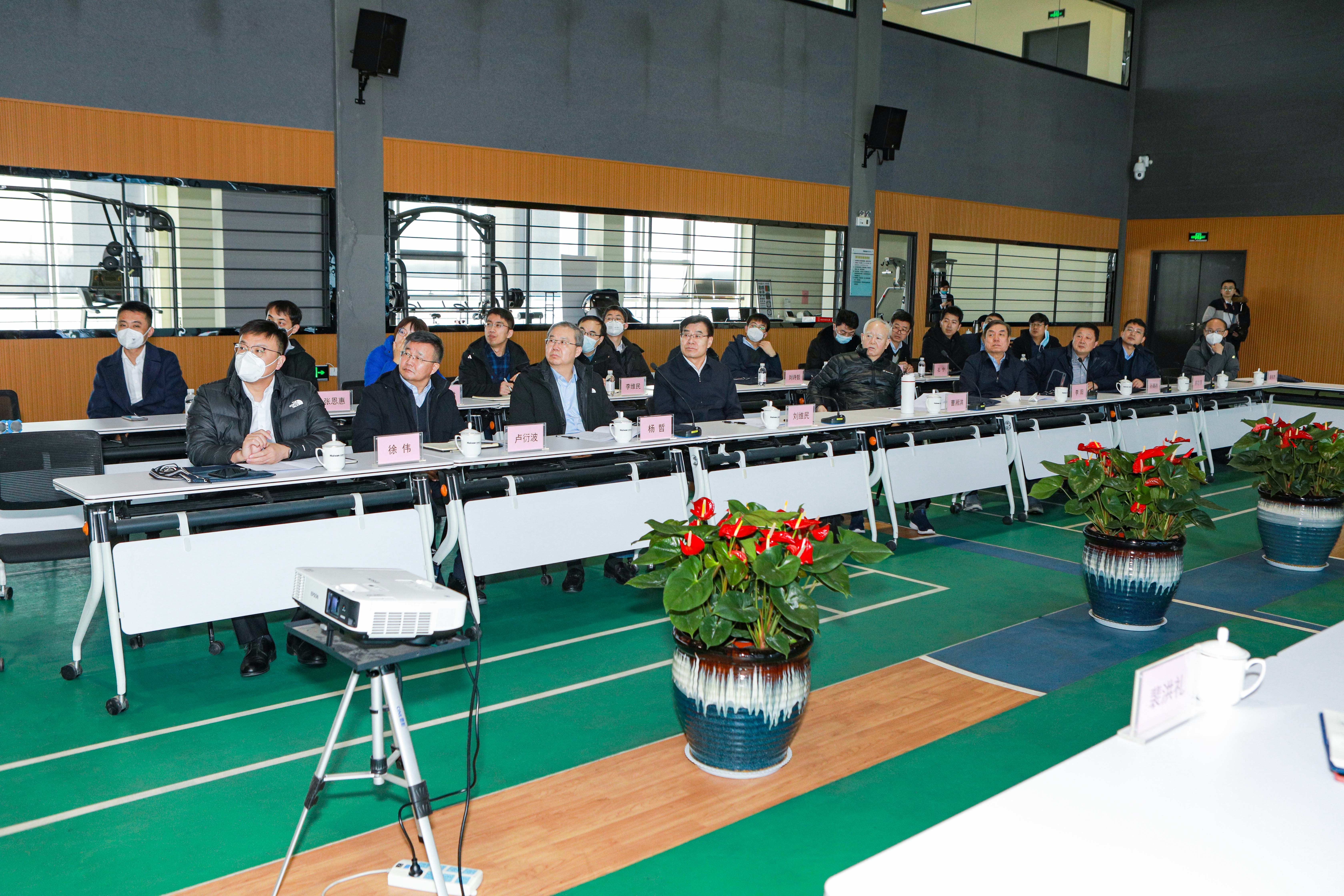 院士行(háng)專家組(zǔ)到訪海(hǎi)灣化學(xue)