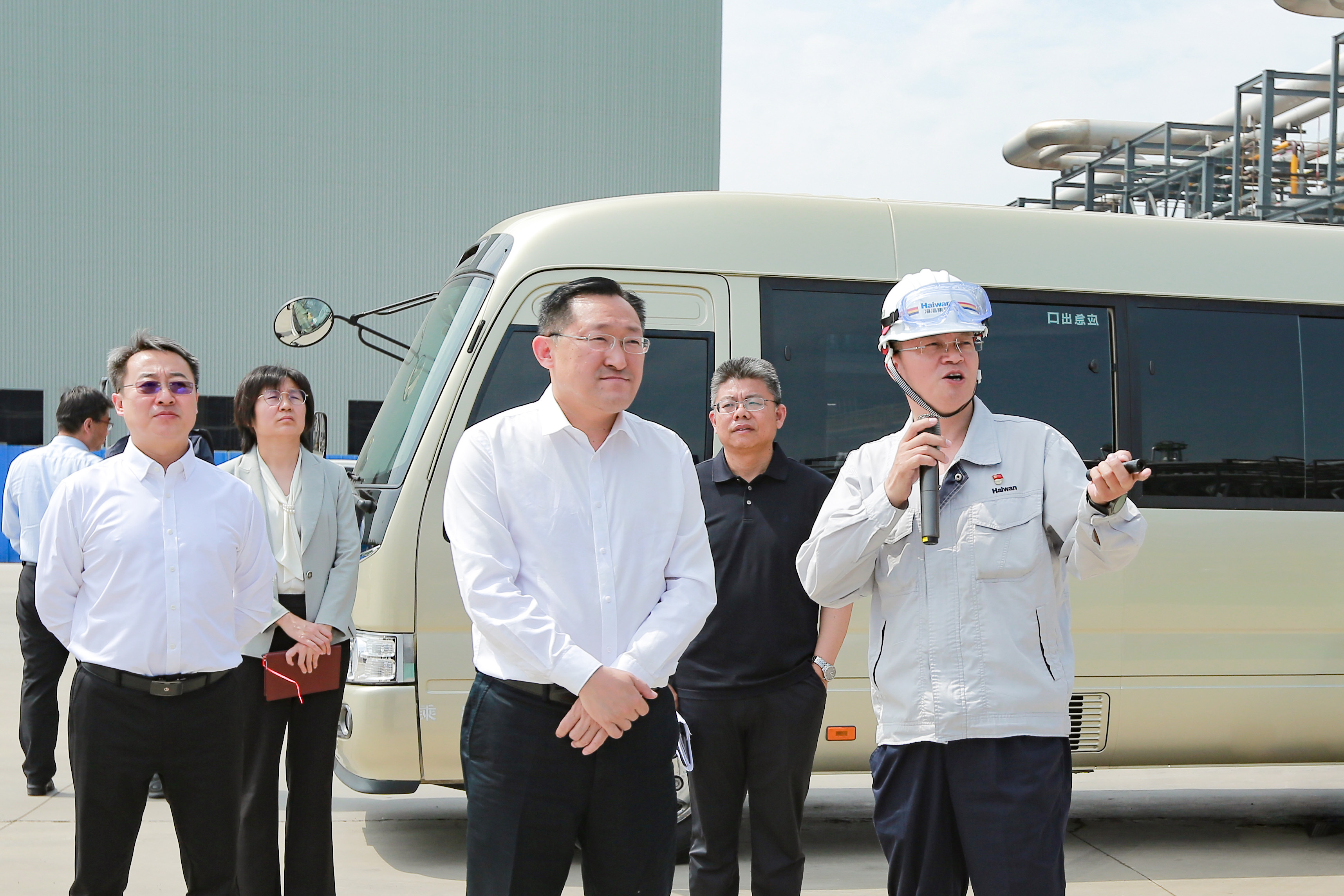 王清(qīng)源區長(zhang)到海灣(wan)化學調(diao)研