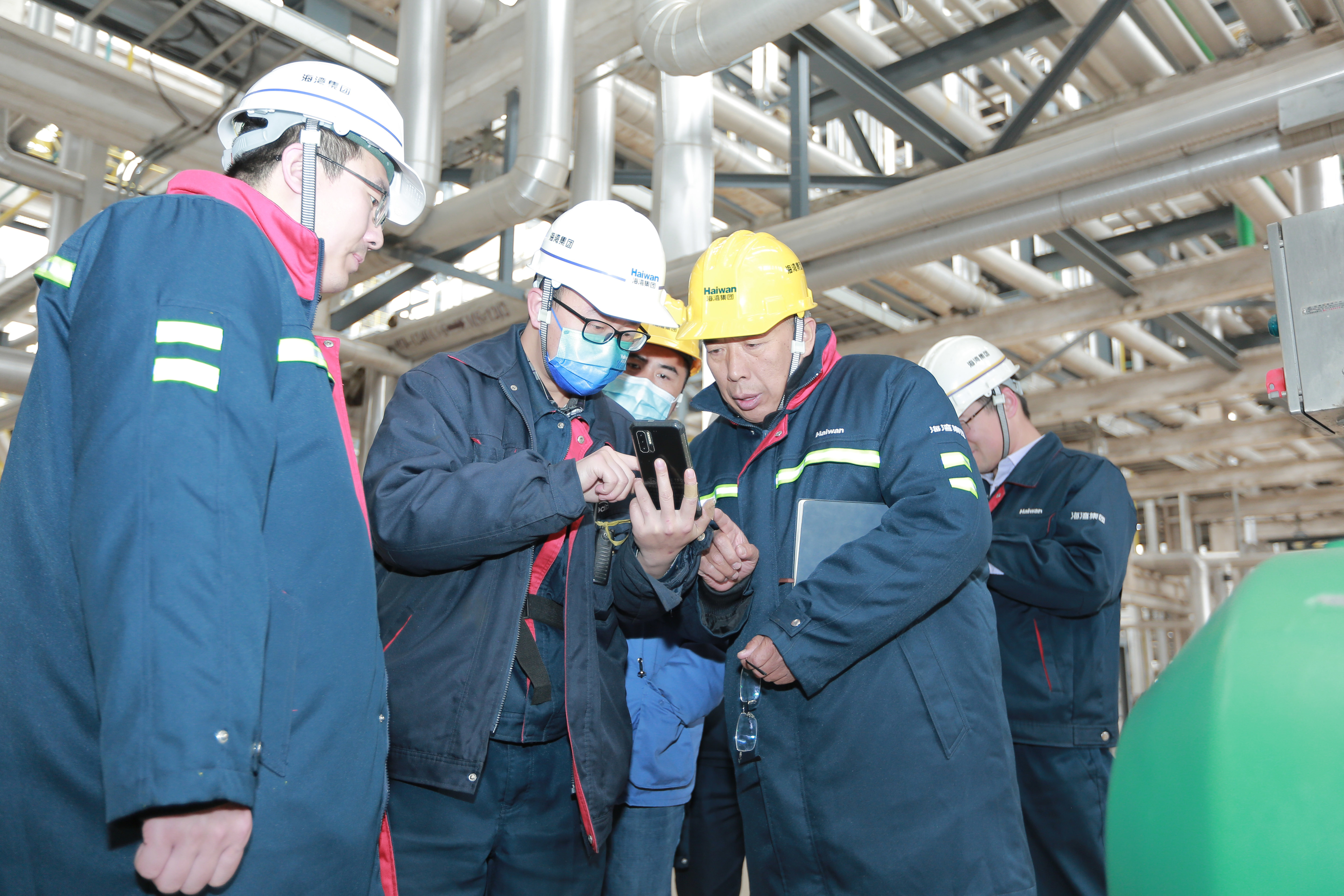 省應急廳(ting)到海灣化(hua)學督導安(an)全工作