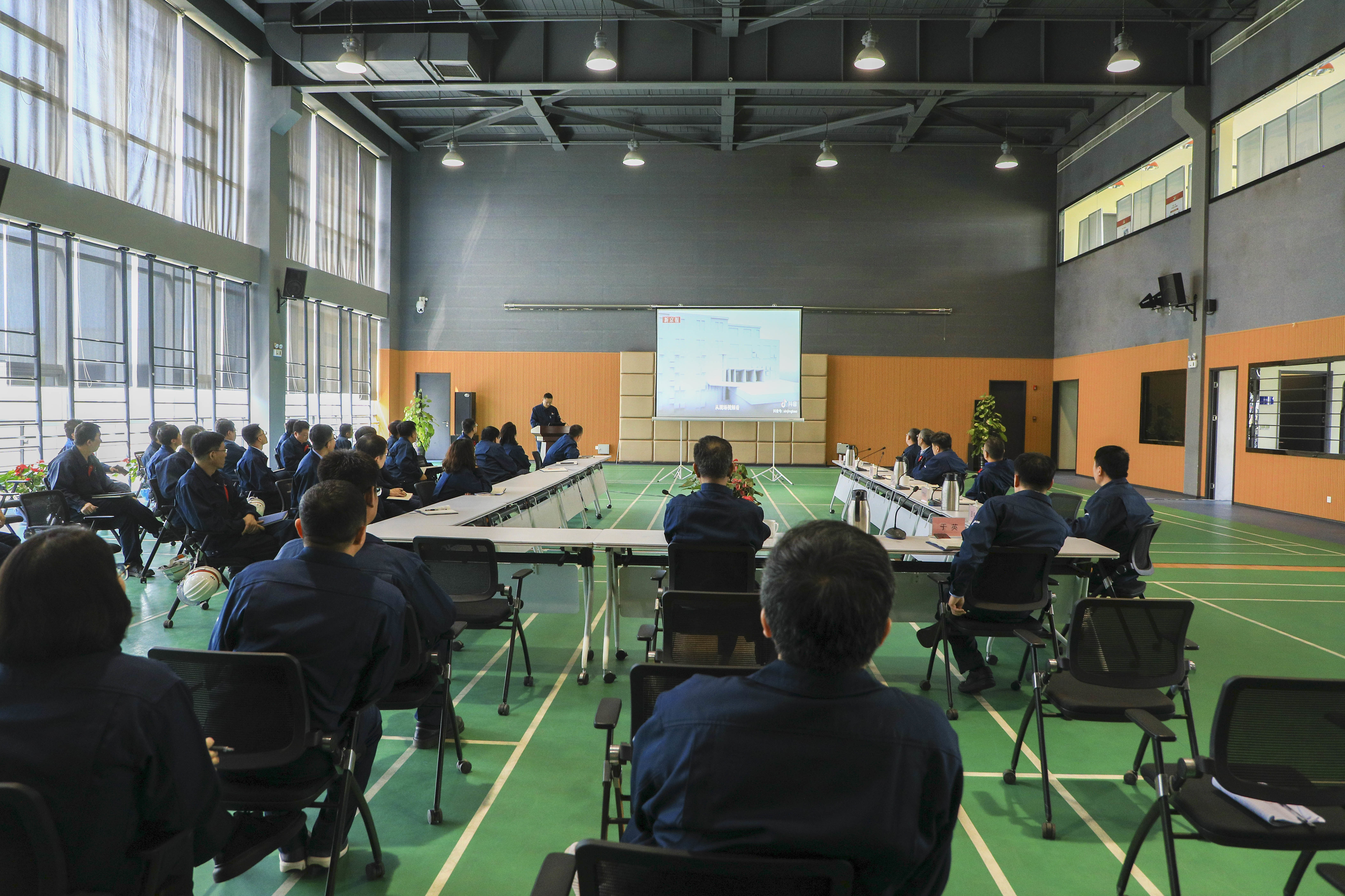 海(hai)灣化學(xué)召開事(shi)故警示(shi)教育會(huì)